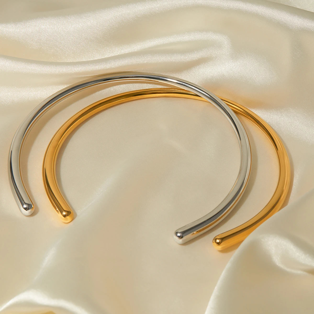 Sculptural Minimalist Glossy Collar Necklace