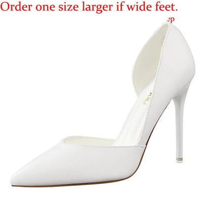 White high-heeled shoe on a white background with text advising to order one size larger for wide feet.