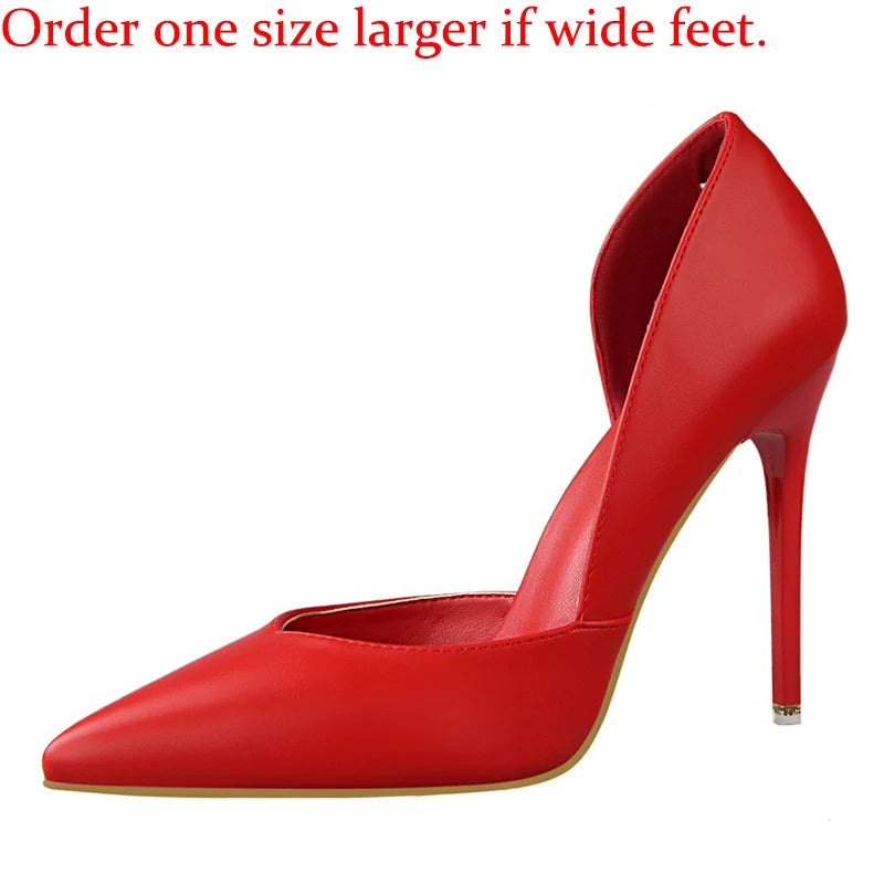 Red high-heeled shoe on a white background with text advising to order one size larger for wide feet.
