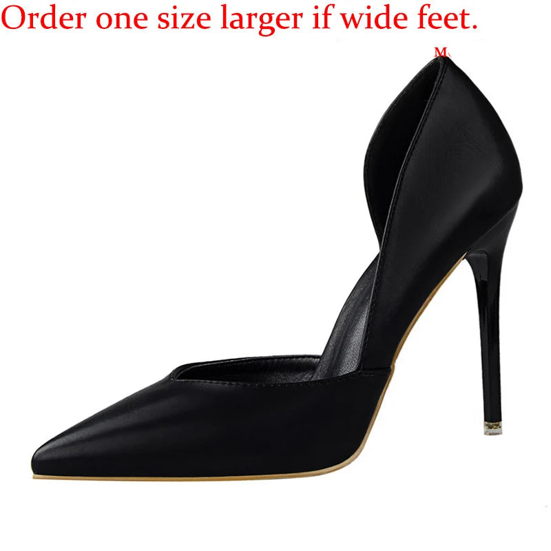 Black high-heeled shoe on a white background with text advising to order one size larger for wide feet.