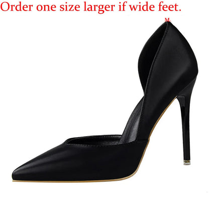 Black high-heeled shoe on a white background with text advising to order one size larger for wide feet.