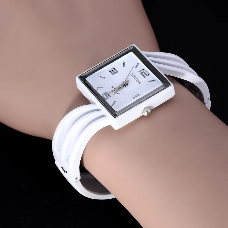 Luxe Time Square Wristwatch