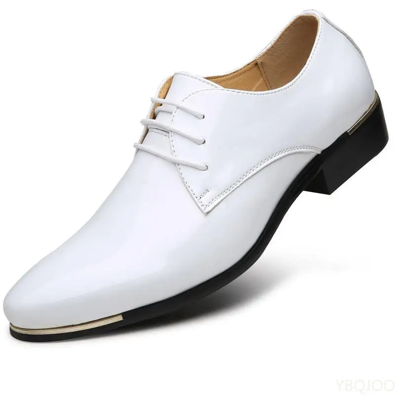 White dress shoe with black sole on a white background, featuring HUAJUANER brand.