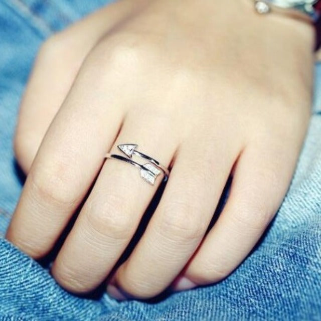 Trendy arrow design ring in silver plated zinc alloy with crystals